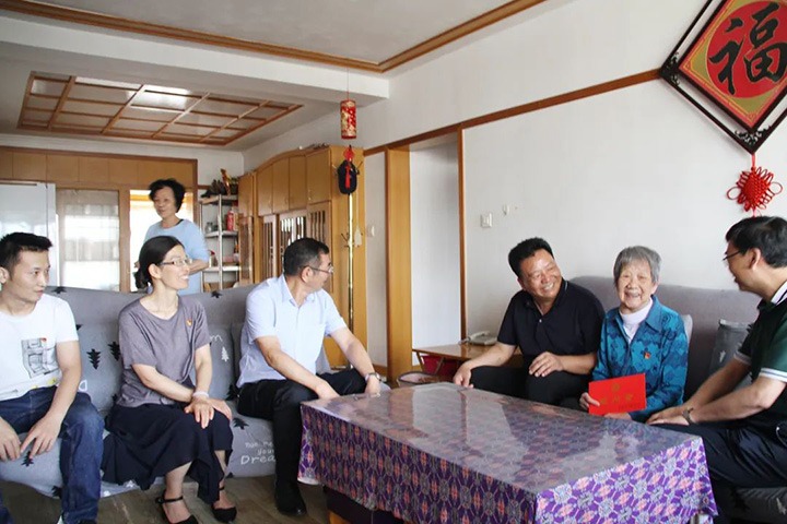 云煤（NG体育）集团党委副书记、总经理高建嵩到恒通煤业公司走访慰问老党员