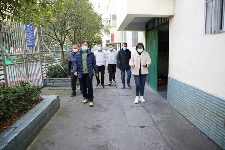 云煤（NG体育）集团党委委员、副总经理施从伟到镇雄煤业公司开展元旦、春节送温暖走访慰问活动