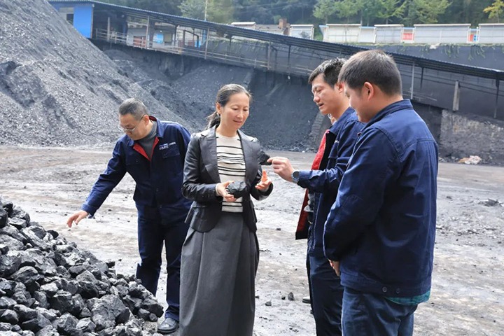 【基层调研】云煤（NG体育）集团党委委员、财务总监莫晓丹一行到富源团结煤业有限公司开展生产经营调研