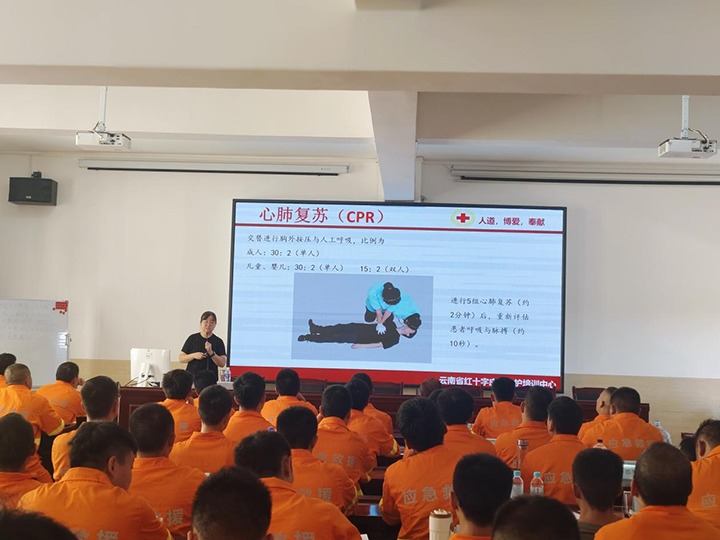 急救培训“及时雨”，，，，，云南省红十字会泽润矿山救援新苗
