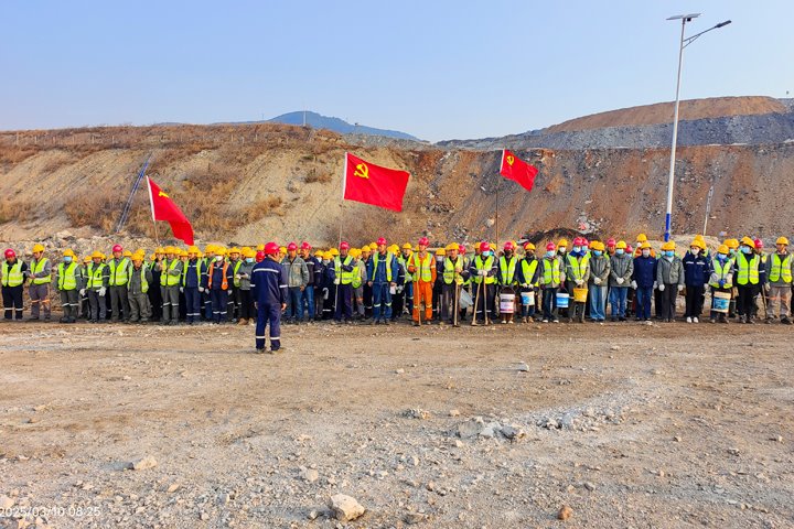 先锋露天煤矿党总支联合公司各党支部开展“党建引领促发展，，，，，，，，同心共筑绿色矿山”主题党日活动