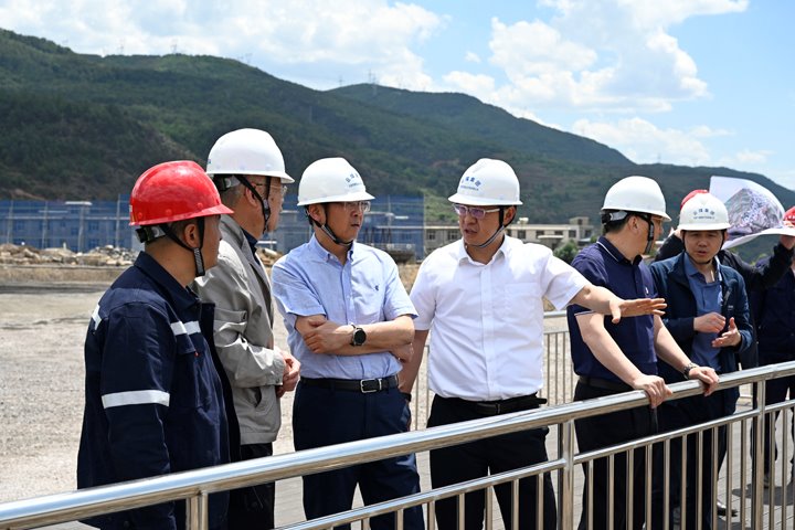 集团党委副书记、副董事长、总经理高建嵩一行到先锋煤业检查安全生产工作