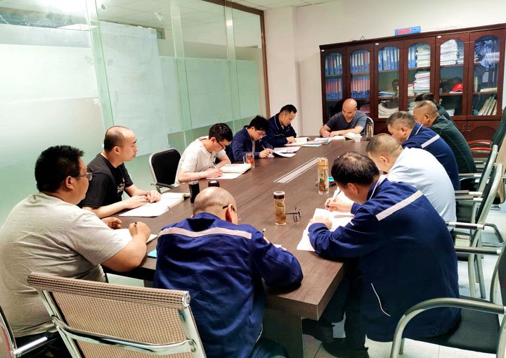 煤矿“夜课堂”：值班间隙一小时，，，，，人人都是安全讲师！