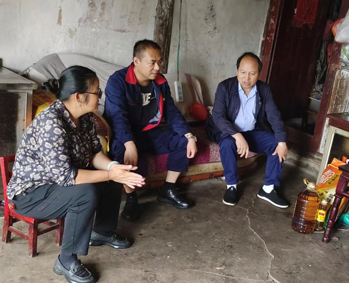 田坝煤矿公司开展“七一”走访慰问困难党员活动