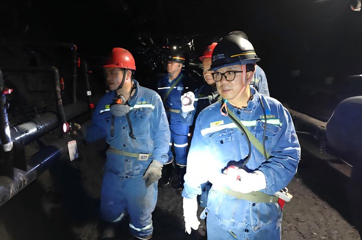 云煤集团党委委员、副总经理、总工程师施从伟一行到镇雄煤业调研指导安全生产工作
