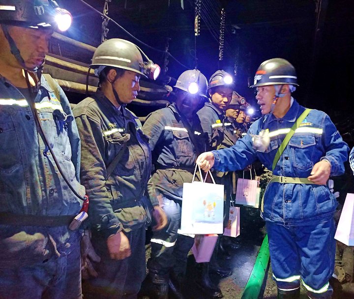 “伞”亮夏日，，，，，，，“杯”暖人心——镇雄煤业工会开展夏送清凉活动