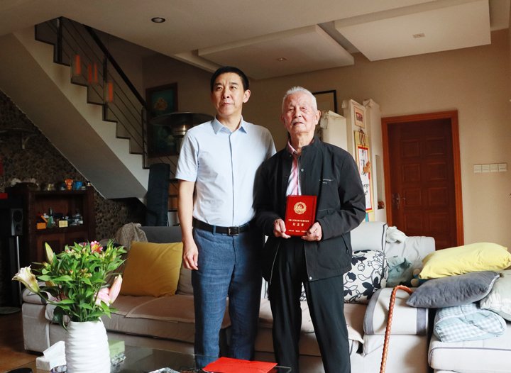 云煤集团为抗战老兵发放“中国人民抗日战争胜利80周年纪念章”